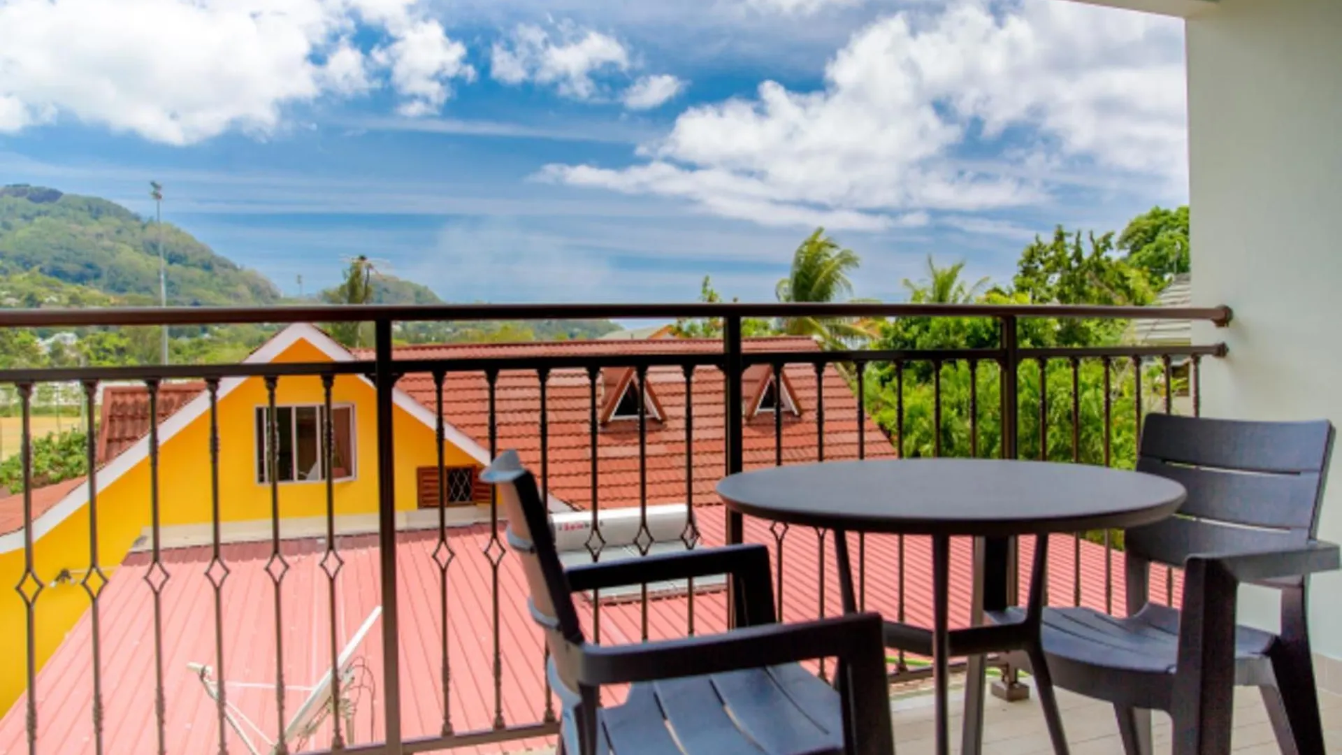 Charming Apartment With Mountain View Au Cap 70 M² Anse aux Pins Seychelles